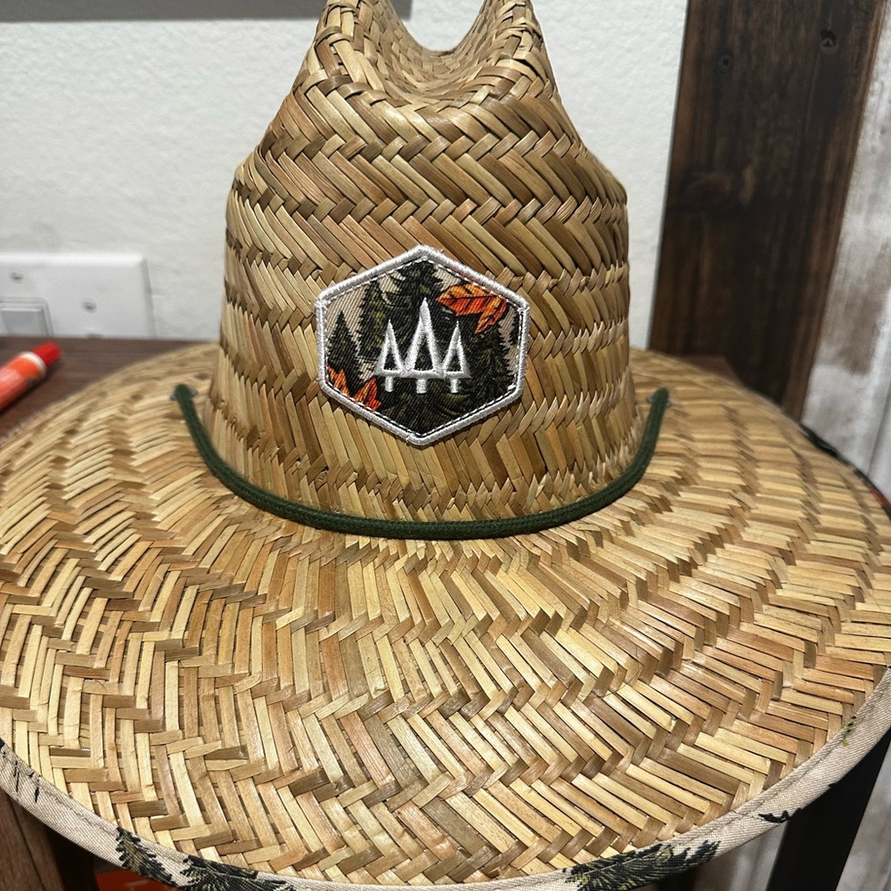 Adult Straw Hat Deer - Picture 2 of 4